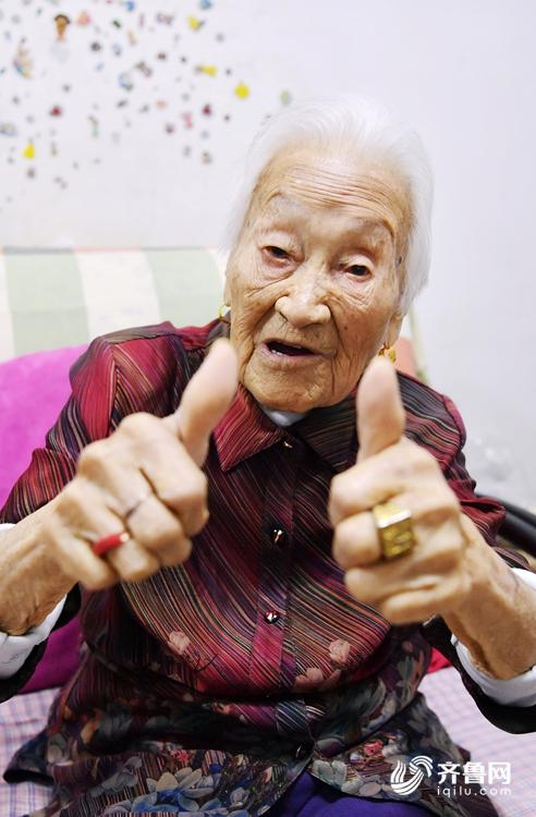 济南102岁老人不戴老花镜还能穿针引线