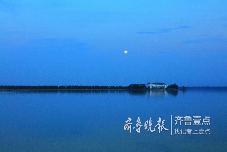 夕阳西下浮龙湖,天上水里各一个月亮