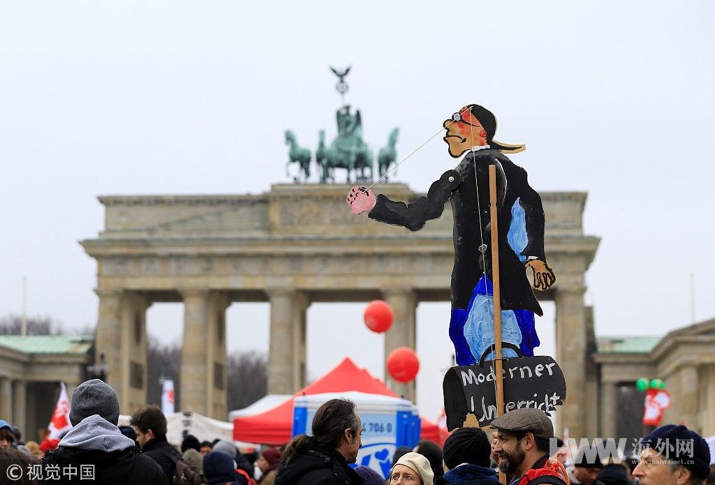 德国柏林公务员举行示威活动 要求涨工资