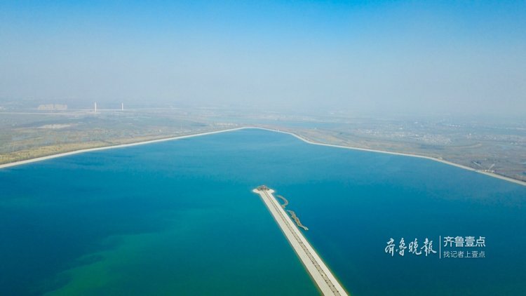 18日,记者航拍济南玉清湖水库,蓝天映衬下的玉清湖如同一颗蓝绿色的