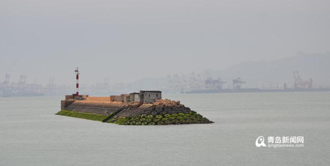 要火这个违建盖在防波堤上青岛首次海上拆违