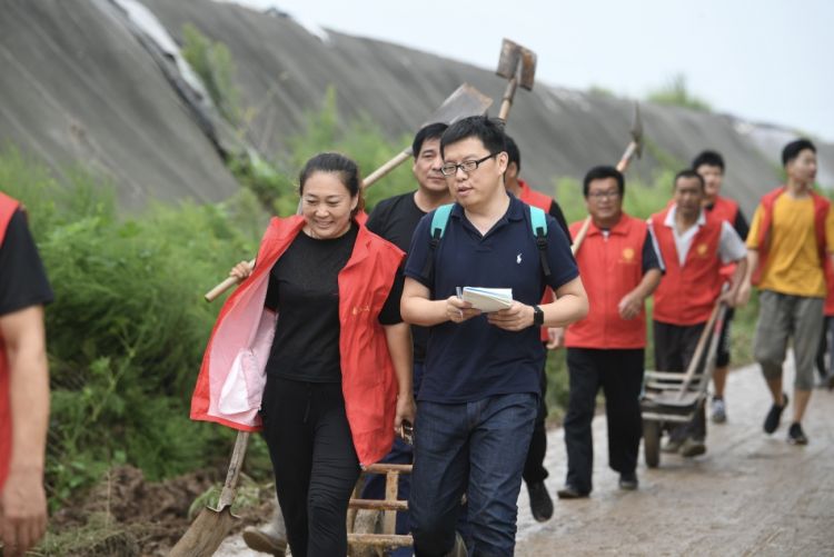 寿光张僧河决口抢险现场特写与志愿者徒步最后一公里