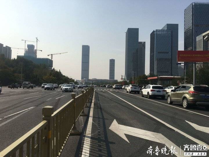 路通后禁左标志没了济南奥体西路经十路路口让不少司机很蒙圈