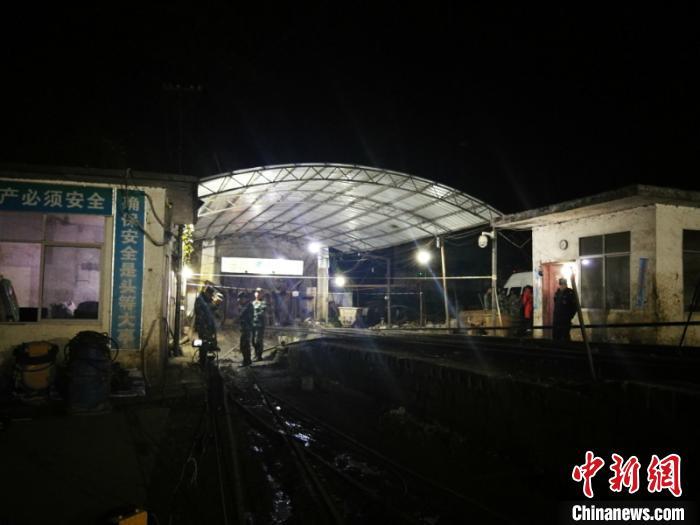 广西南丹矿山冒顶事故救援紧张进行 失联人员数量增至11人