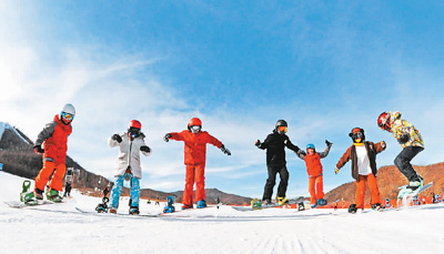 「游客」戏雪迎新年