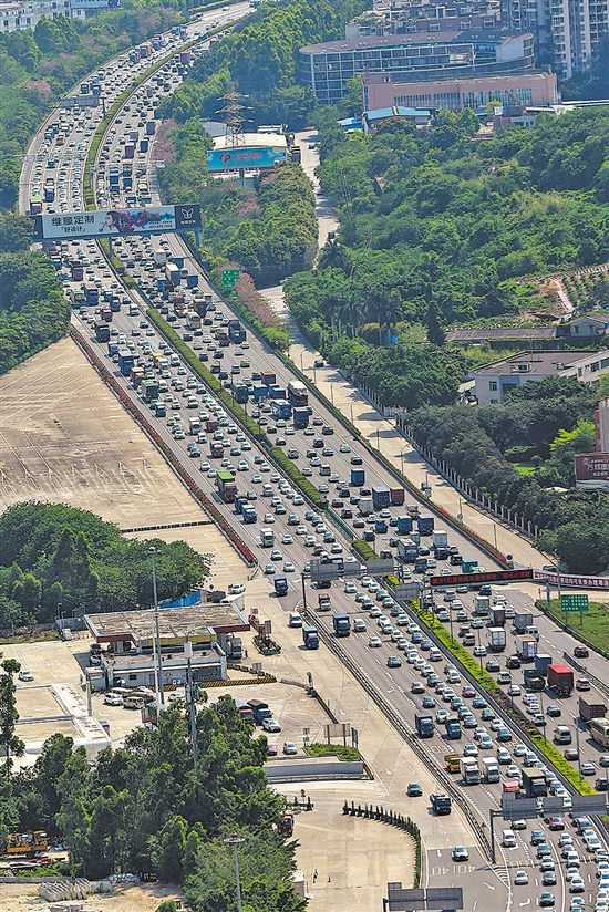 车流量;路段;高峰;看到;返程;广州;沙贝;增多记者带你“上天” 直击五一假期返程高峰