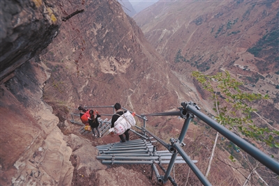 条件;尔村;居住;高山区;贫困户;楼梯;走上;下山再见，悬崖村