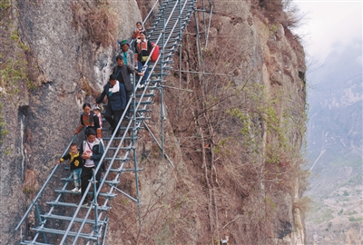 条件;尔村;居住;高山区;贫困户;楼梯;走上;下山再见，悬崖村