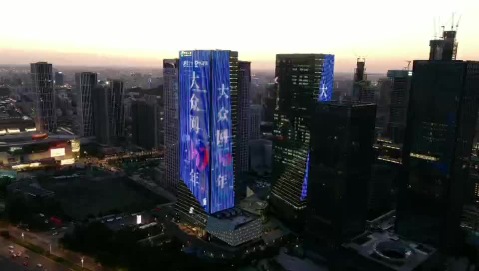 济南中国人寿大厦亮灯.