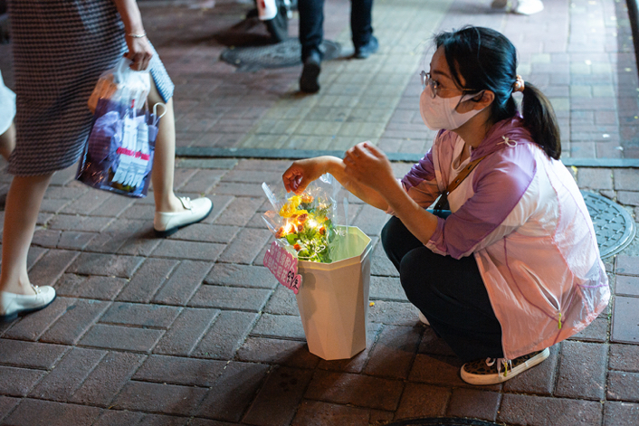 夜晚路边的卖花姑娘