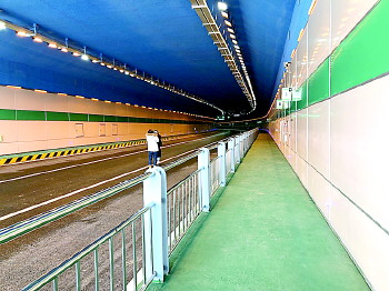 济南凤凰路隧道通车几十秒穿越首次增加非机动车道