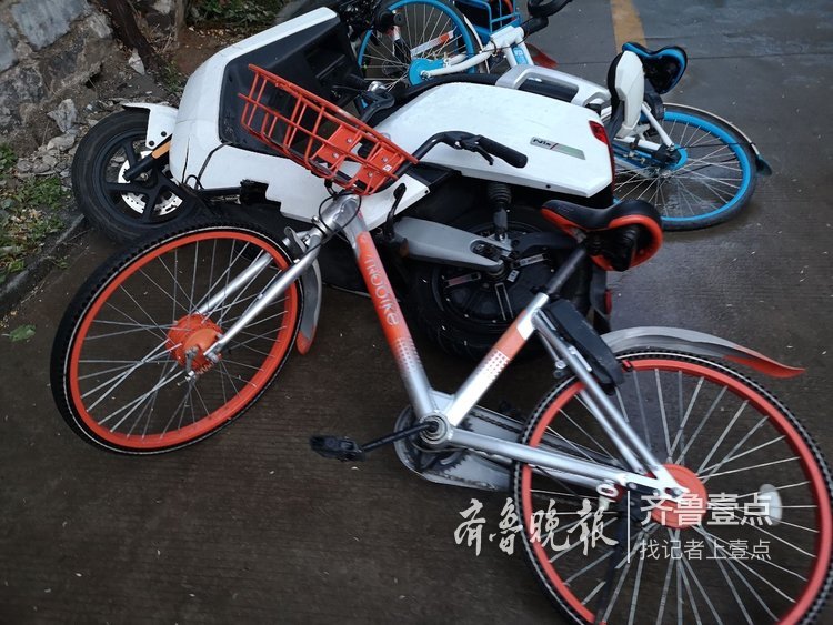 阵风非常强烈,以至于街头的许多自行车和电动车都被刮倒了