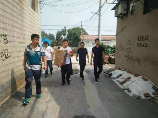 近日,山东省博兴县团县委工作人员带领曹王镇青年扶贫志愿者开展了