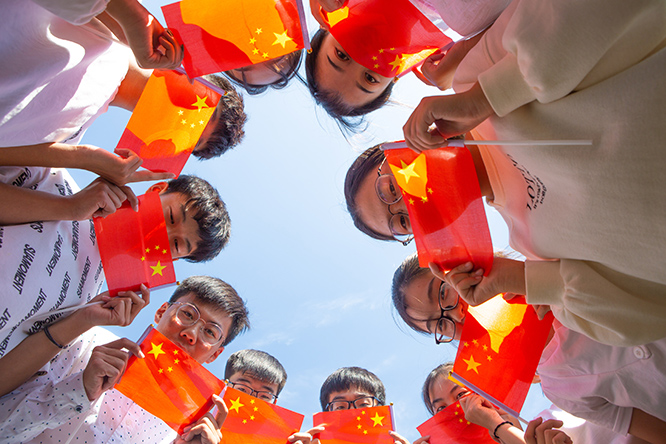 我和国旗合影德州大学生拍创意照祝福祖国
