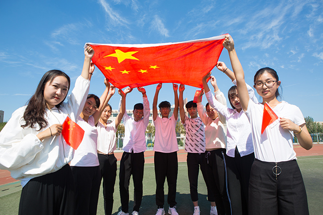 我和国旗合影德州大学生拍创意照祝福祖国