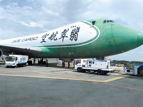 翡翠航空波音747图片