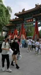 锈迹斑斑的铁门