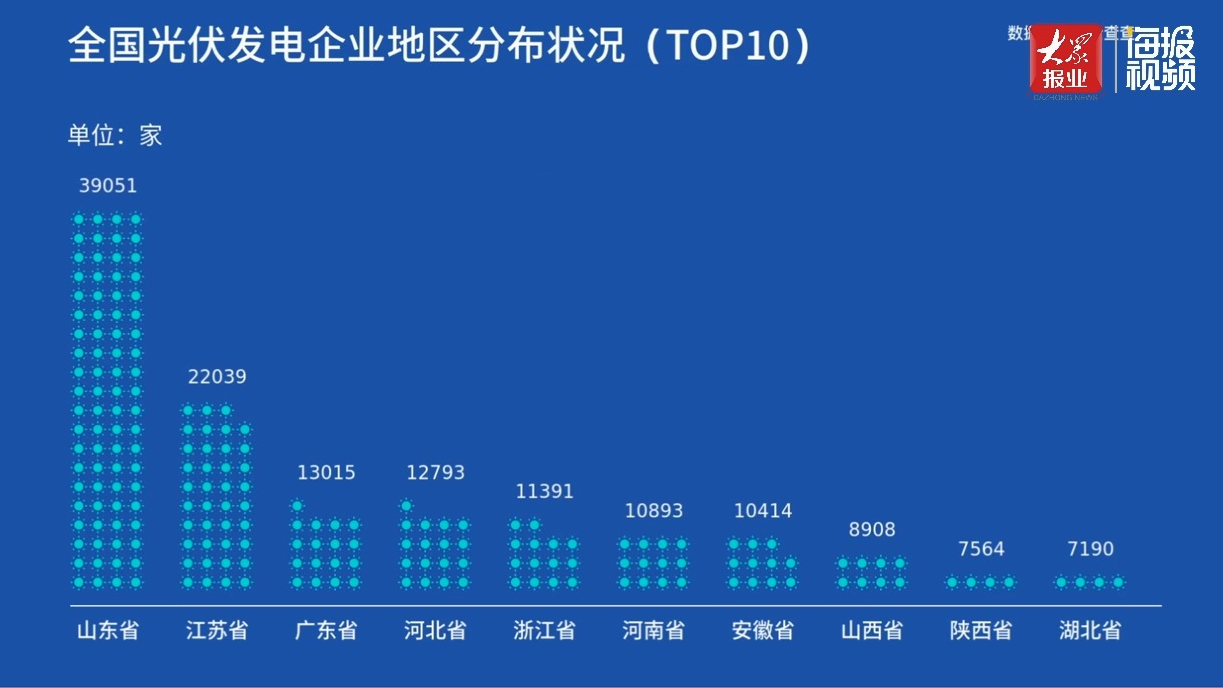 影片剧照,展示苏小小与其他角色的互动
