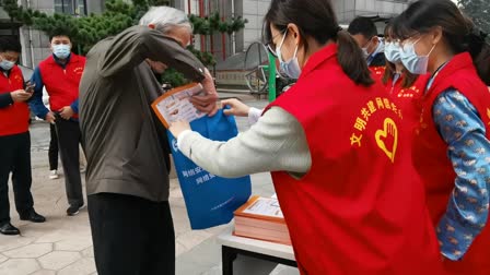 毛球在安安老师身边