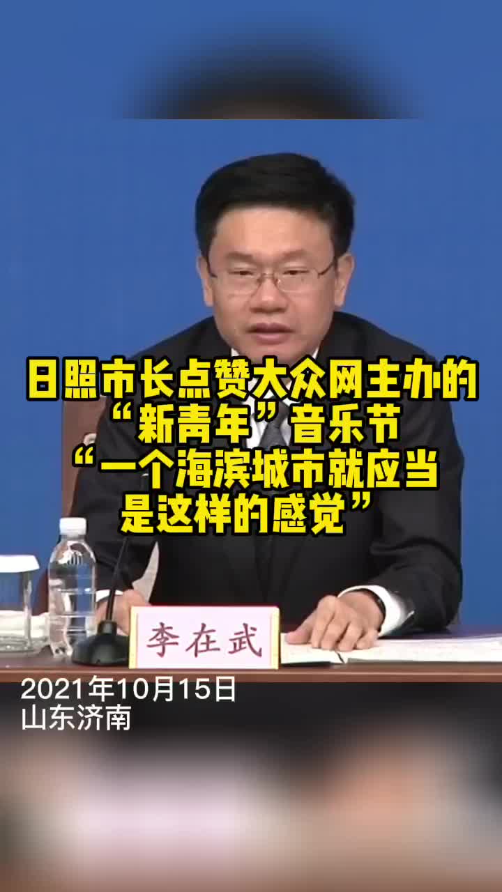 人们围坐在桌旁
