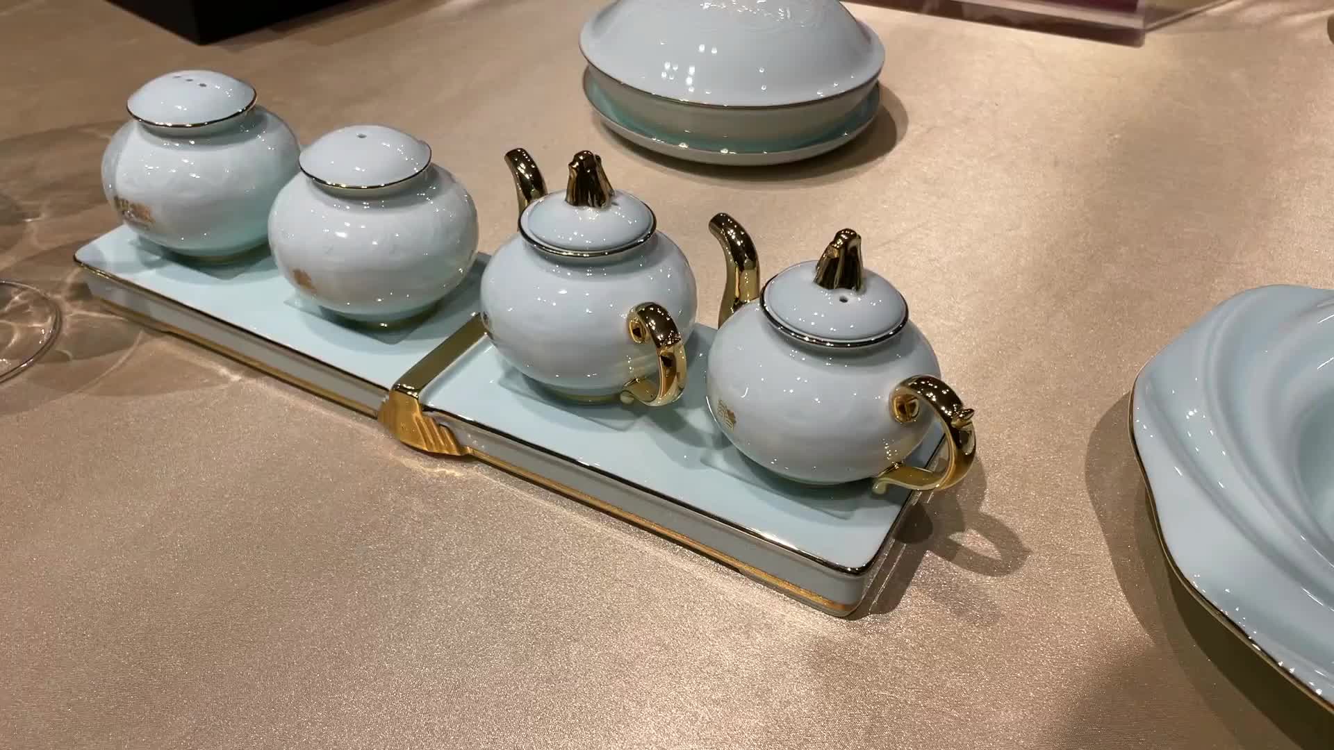 小王祖贤和闺蜜互动