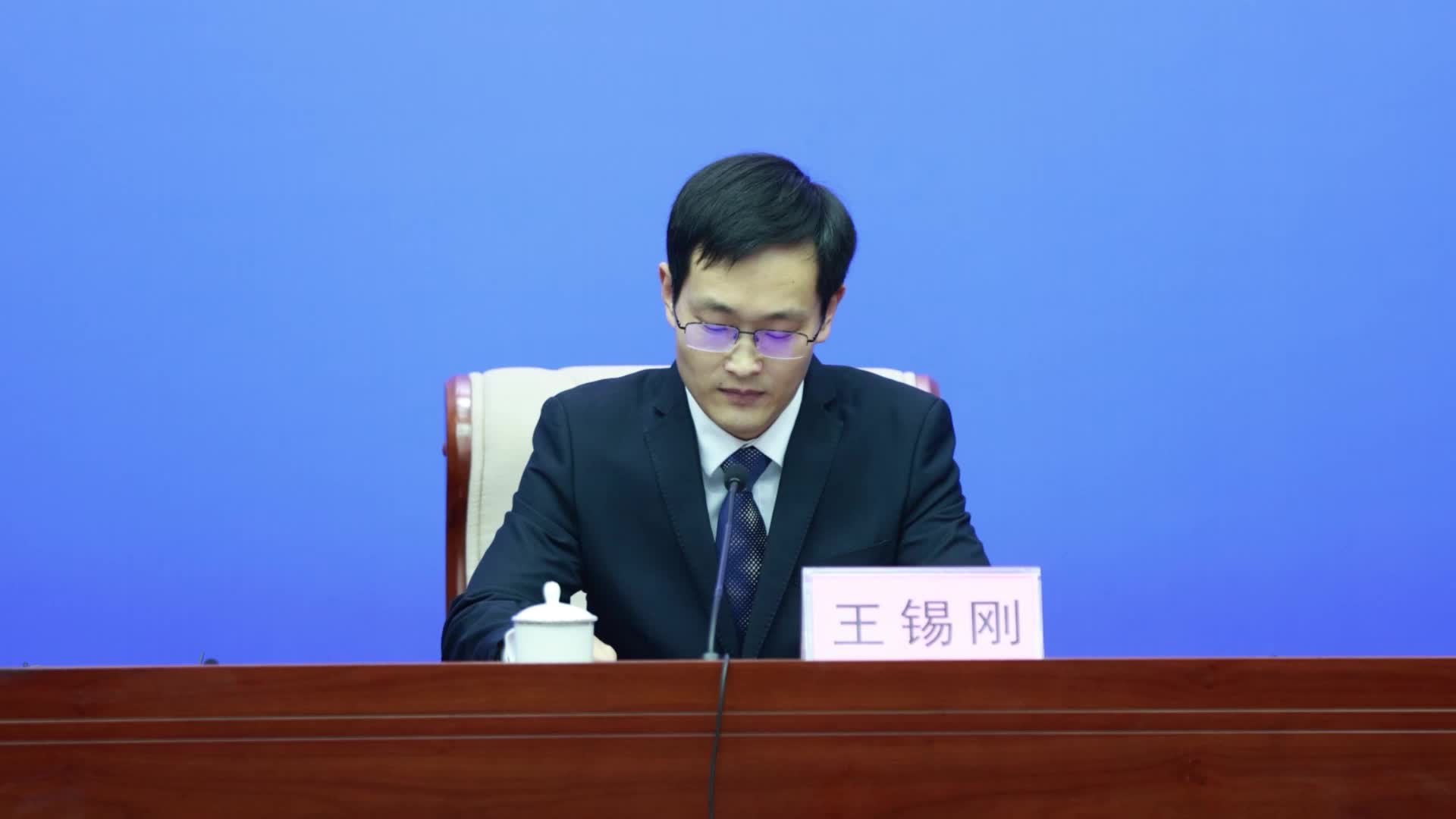 干妈们争相献礼