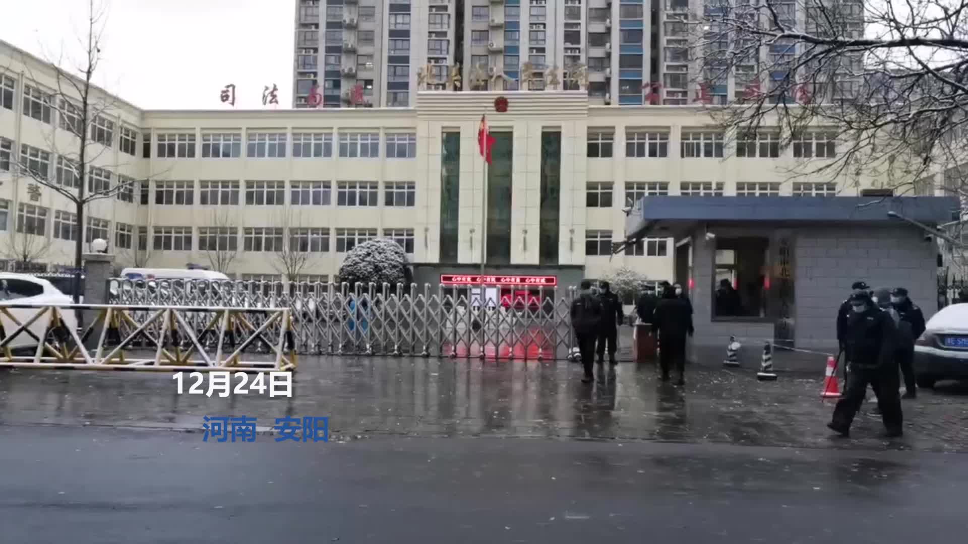维修工们在工作中