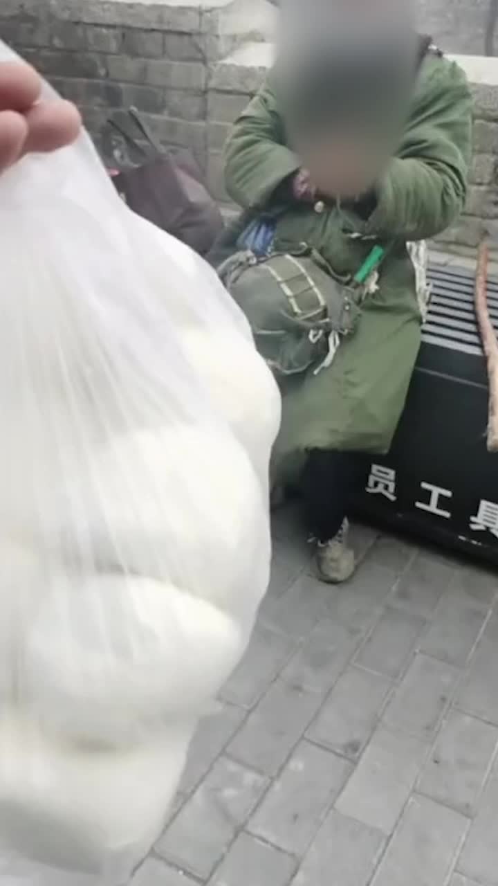 挑战者们在超市里精挑细选