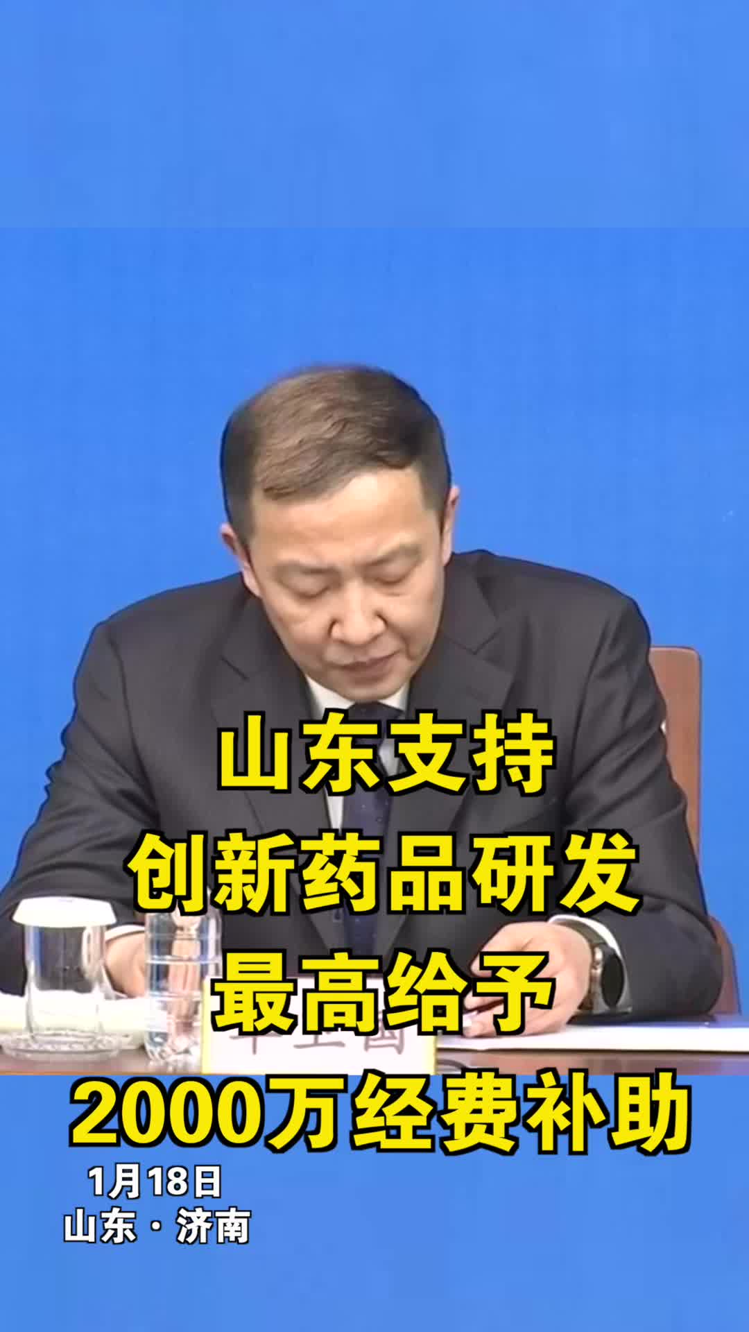 夜独自一人站在阴暗的角落