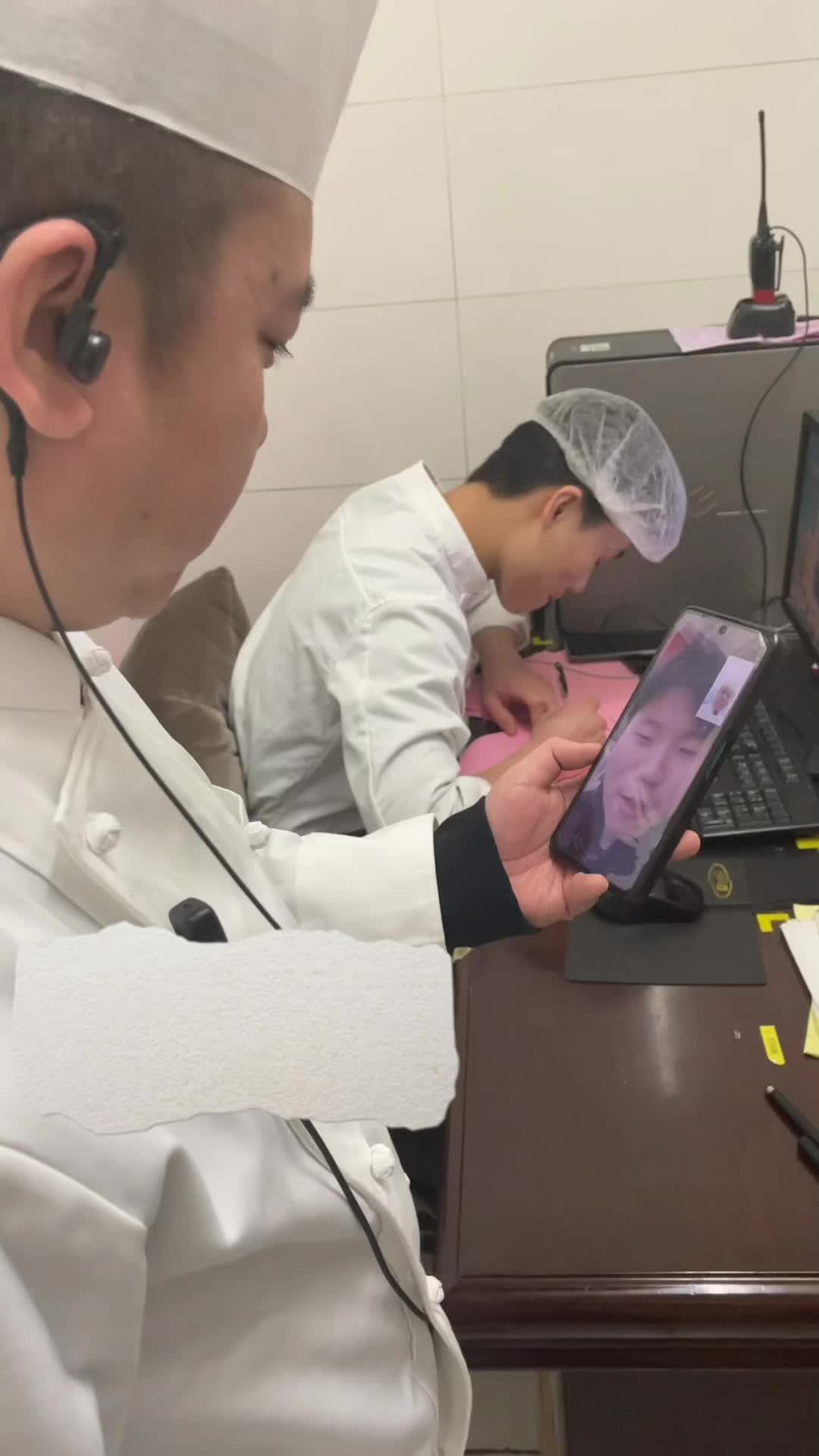 张妈细心照顾小雨