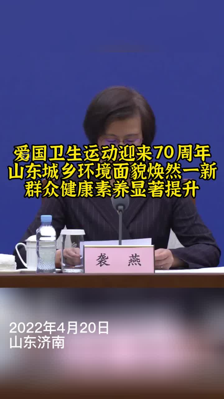 李泽在摄影展中