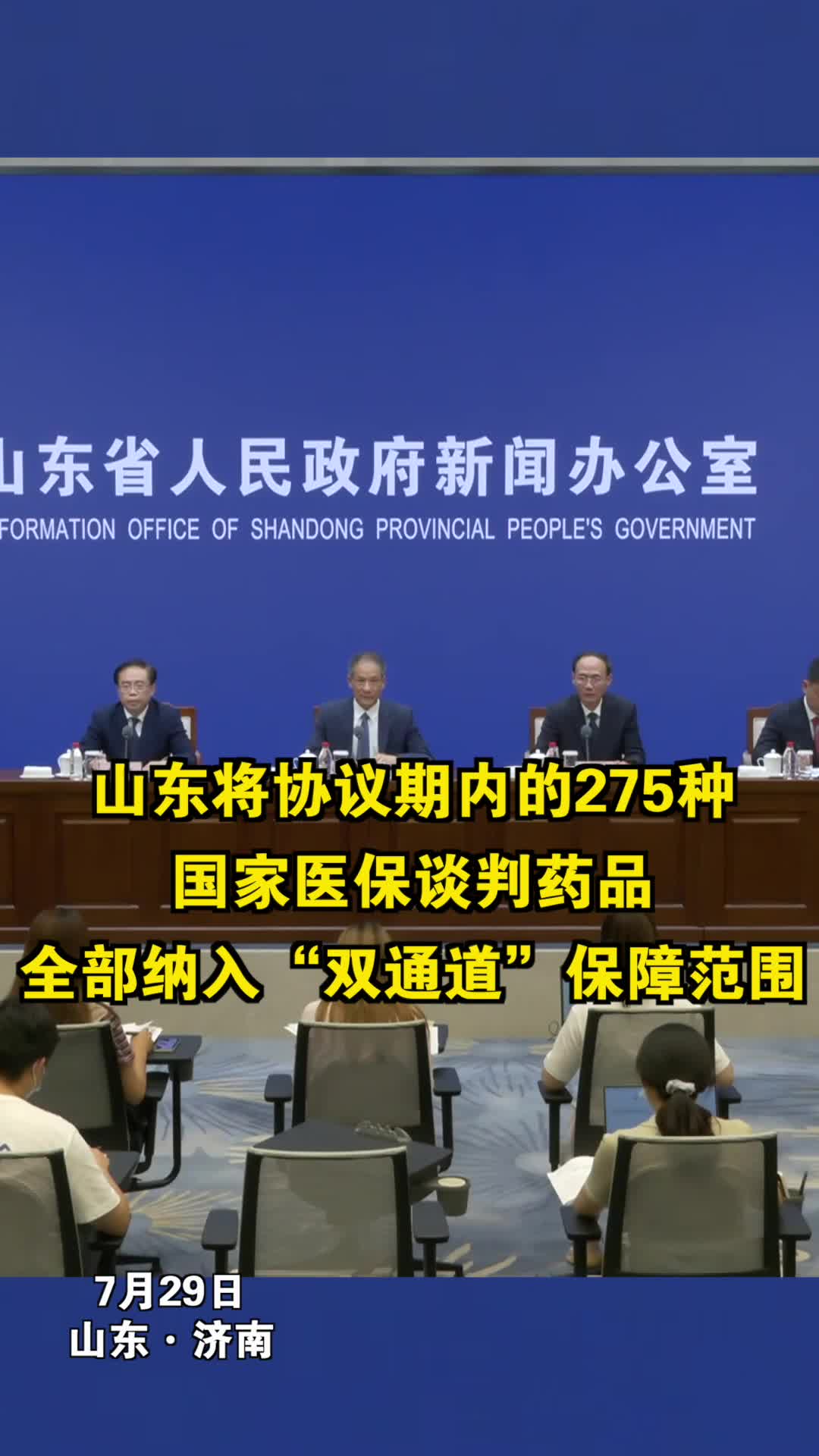 母亲缝制衣裳的画面
