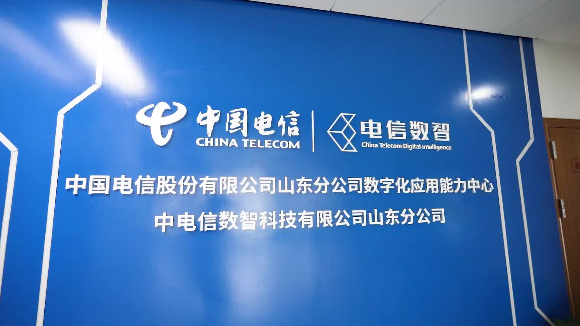 苏倾城在洞穴中查阅古籍