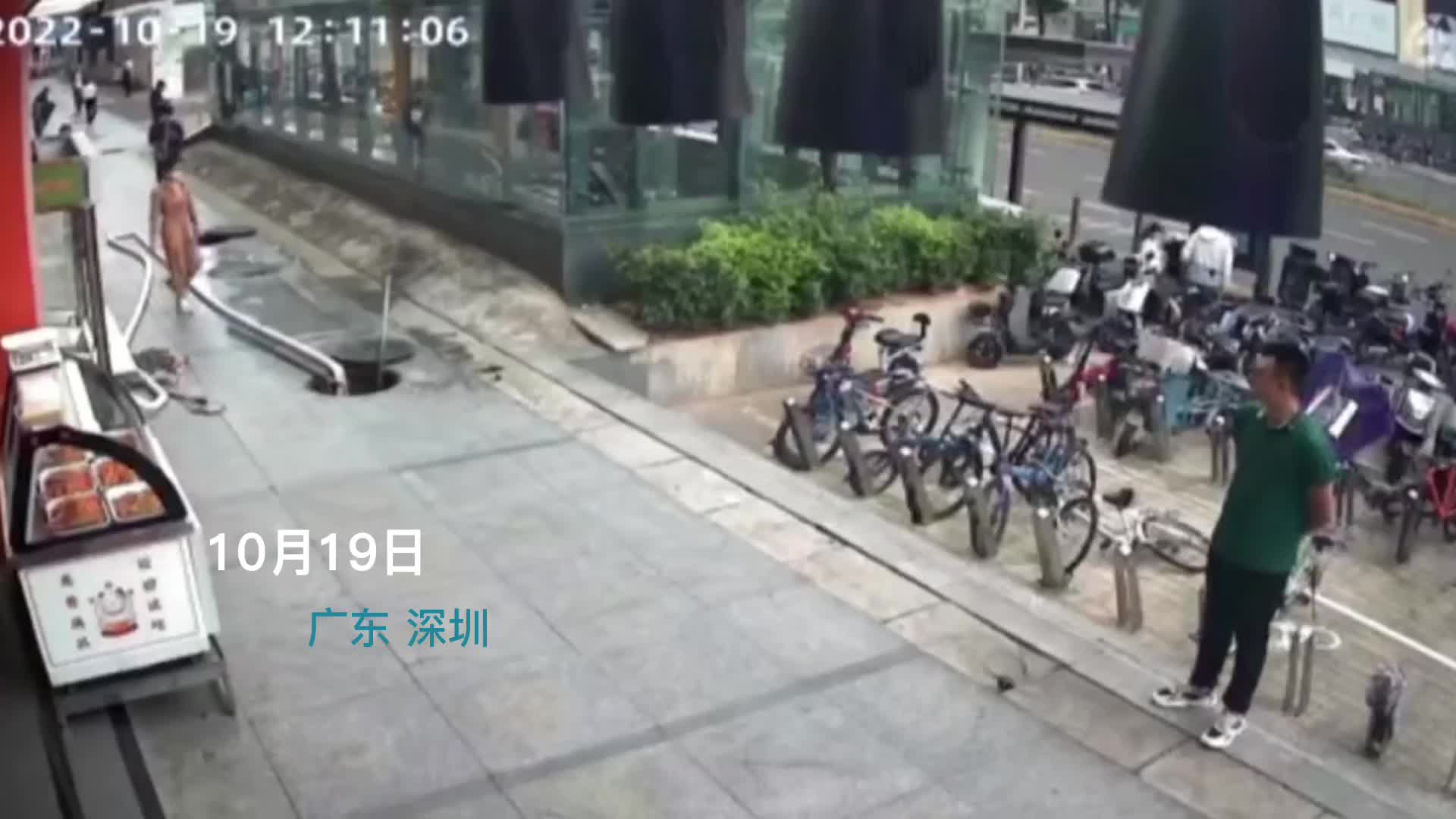 傅思佳在公司会议上侃侃而谈