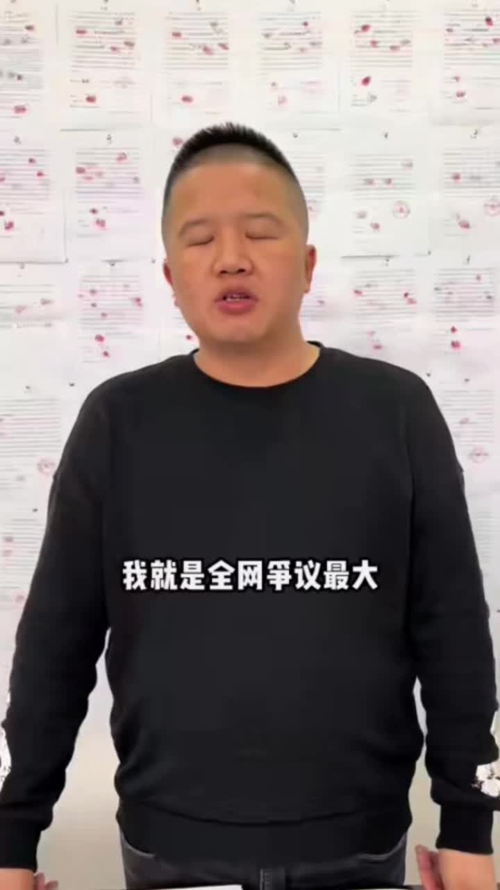 玛丽收拾垃圾的背影