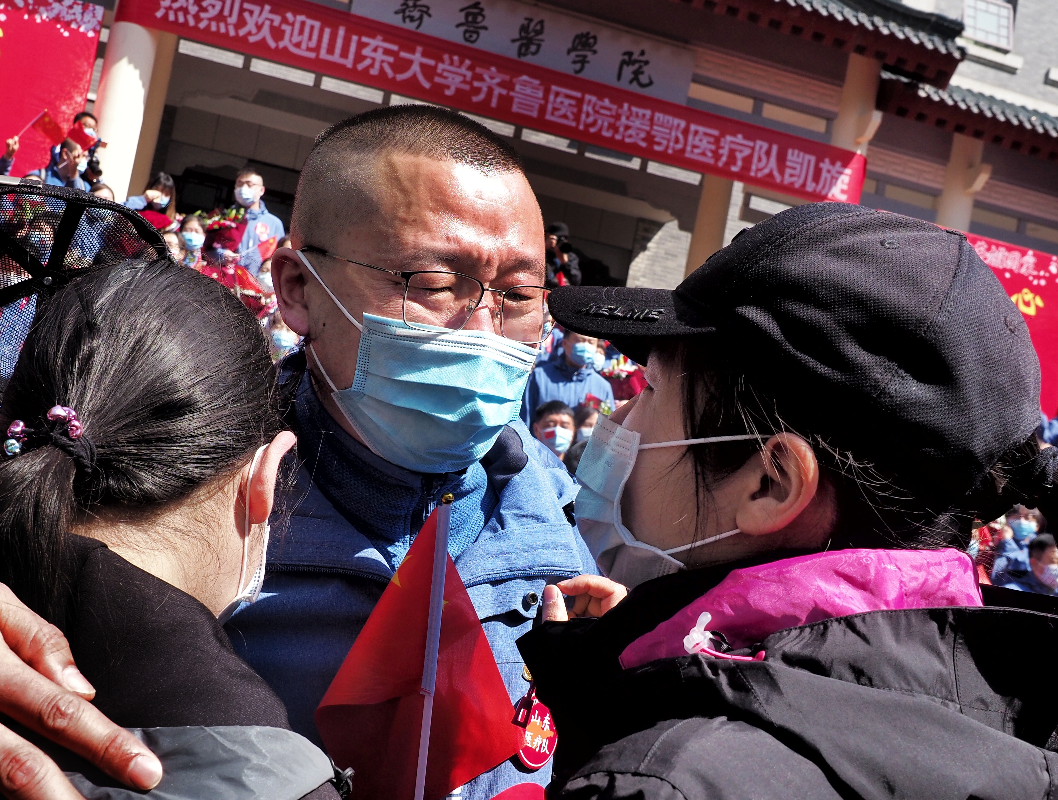 钱眼2020山东援鄂最后一批医疗队隔离后回家