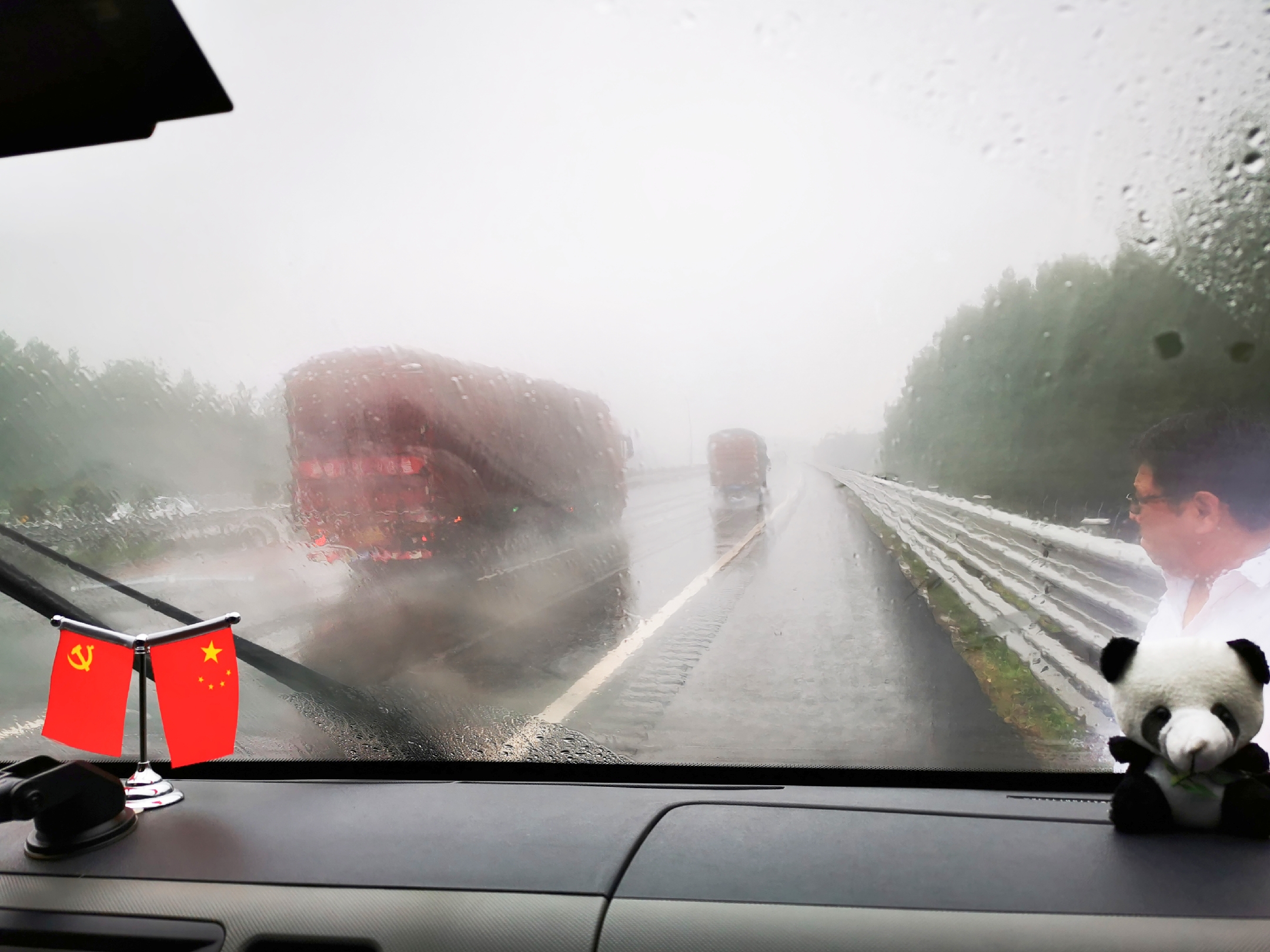 下雨的高速路上图片图片