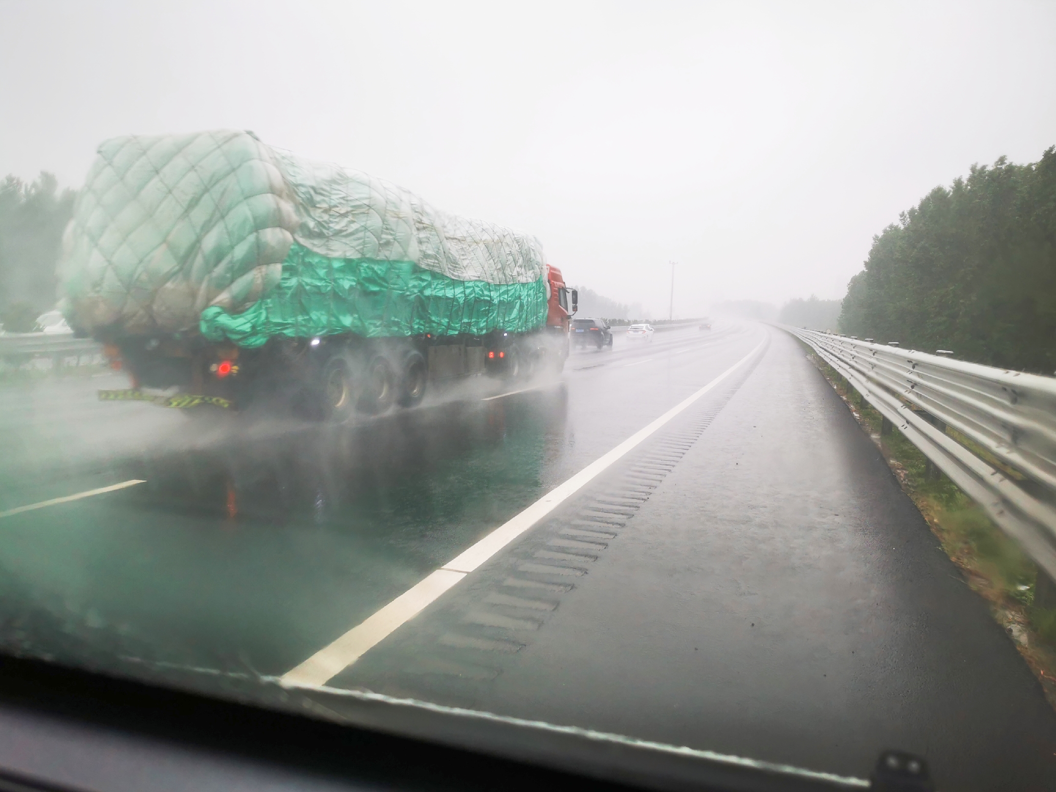 下雨的高速路上图片图片