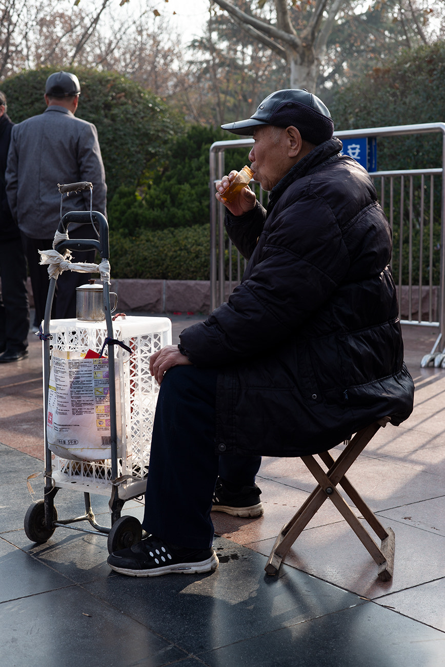 赤霞广场看热闹的老人