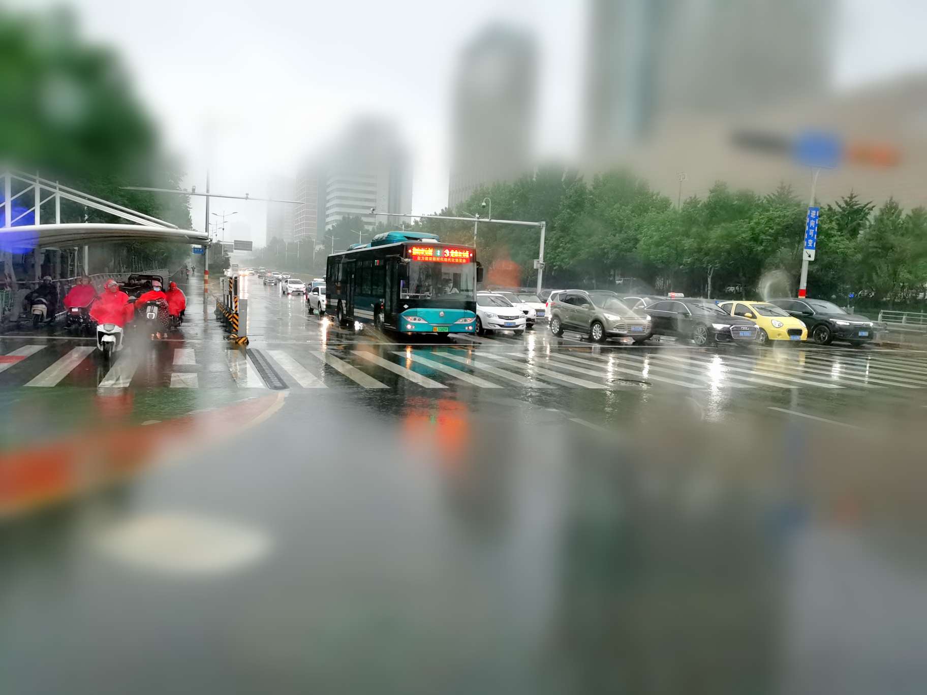 下雨图片真实街道图片