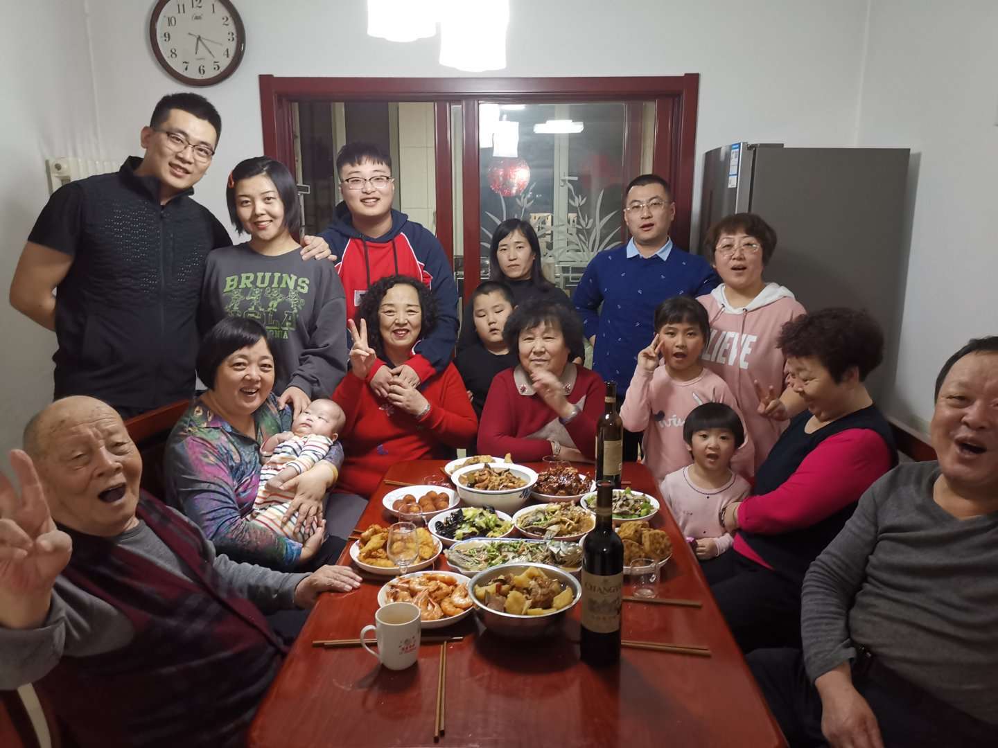 孩子们也都很孝顺，父亲的晚年生活儿孙绕膝，四世同堂，也是很幸福的。