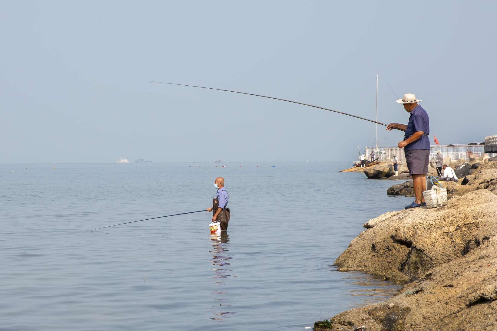 蓬莱海边钓鱼人的天堂