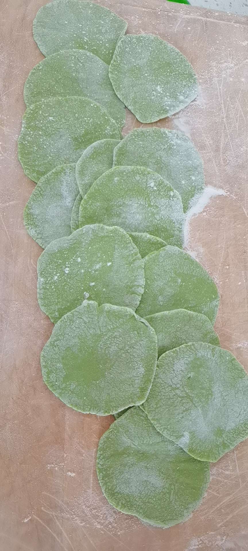 用菠菜榨汁的饺子皮