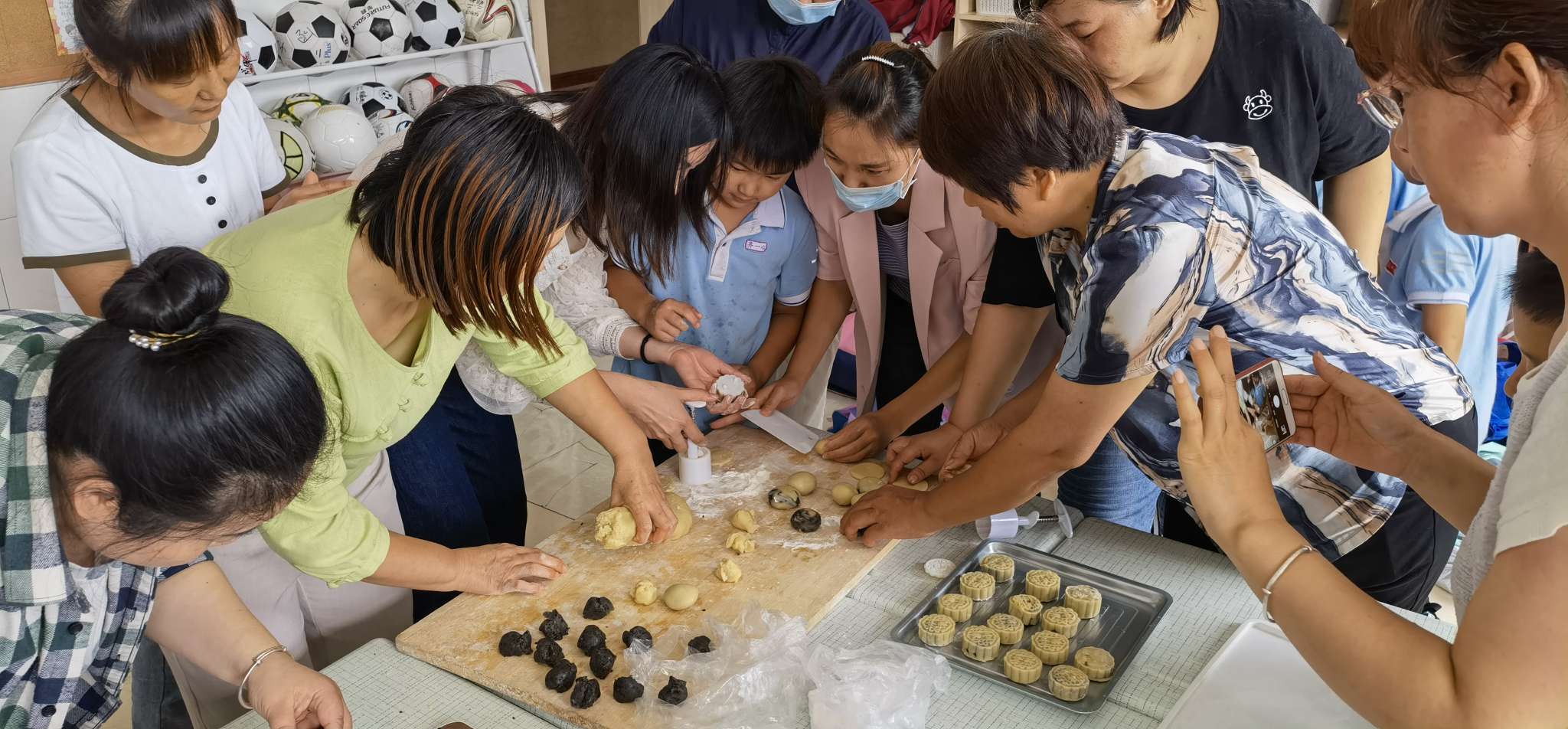 中秋节做月饼亲子活动