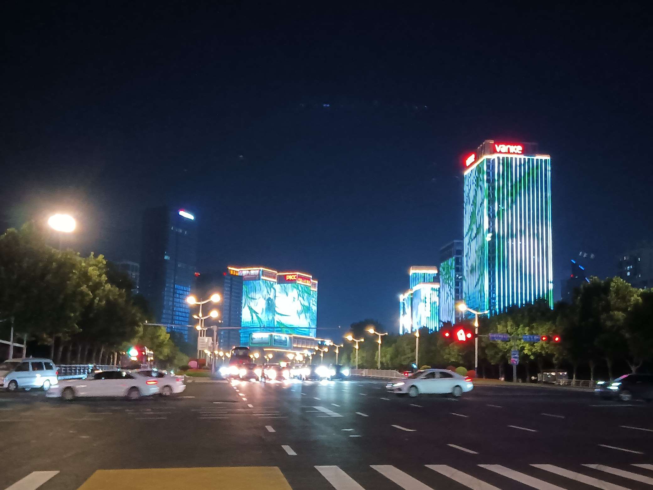 经十路流光溢彩的夜景令人流连忘返