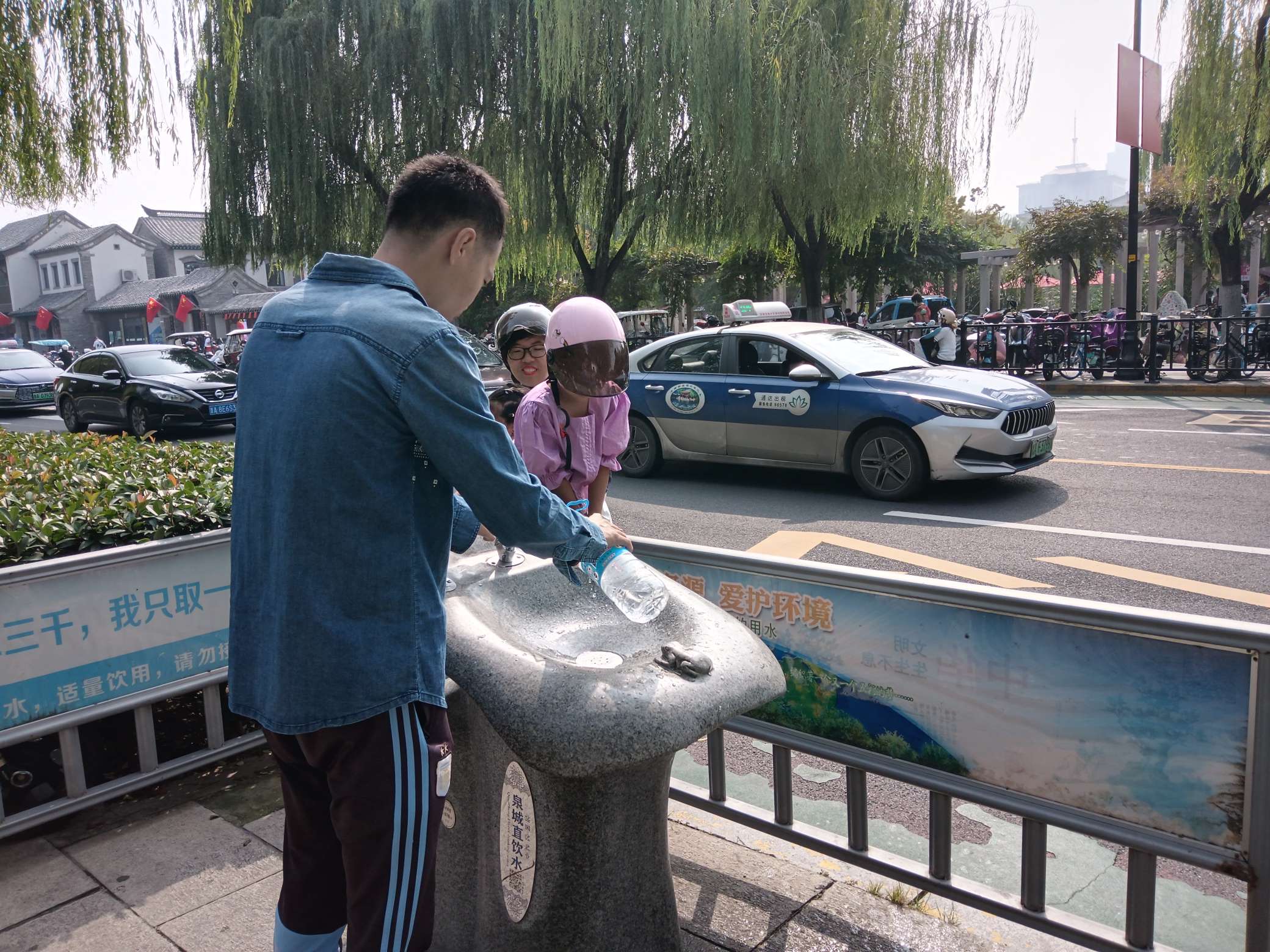 泉水直饮方便市民和游客饮水