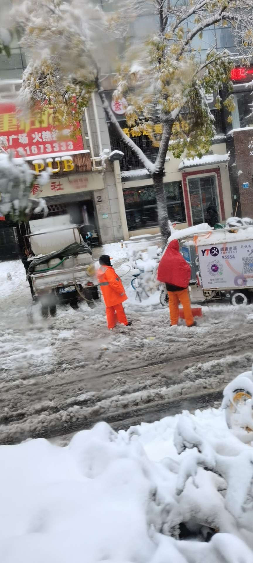 新春下雪环卫除雪美篇图片