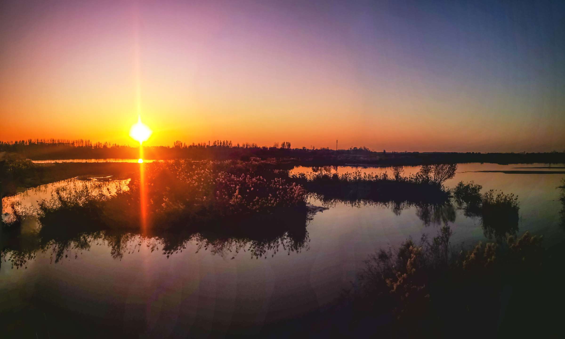 落日餘暉映晚霞一抹夕陽撒龍湖