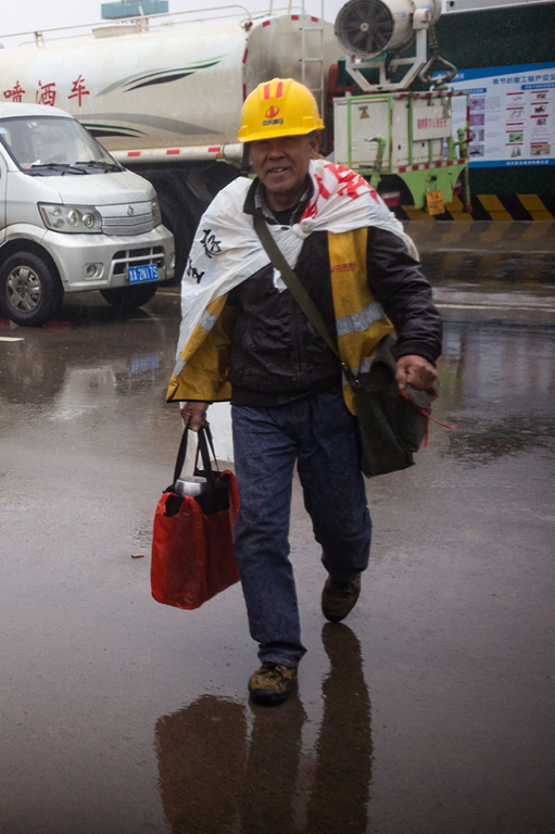 雨中下班收工