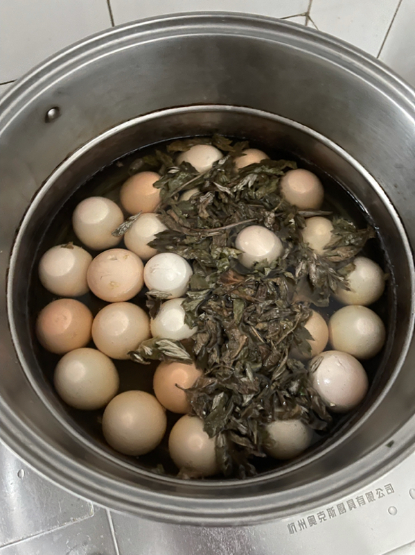 清明节用艾叶煮鸡蛋